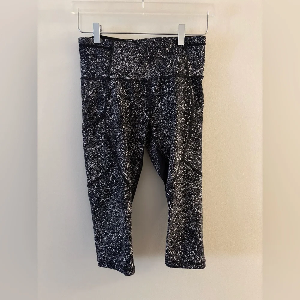 lululemon athletica Black and White Patterned Cropped Leggings Size 6 - Picture 2 of 6